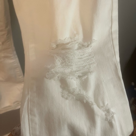 NWT Sneakpeek High Rise 90s Skinny Jeans, White, Distressed. $20.  Super cute!! - Picture 2 of 4